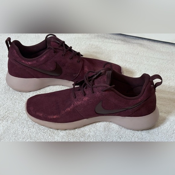 Nike Women’s  Roshe One Premium 'Metallic Mahogany' Running Shoes Size 7 - Picture 2 of 7
